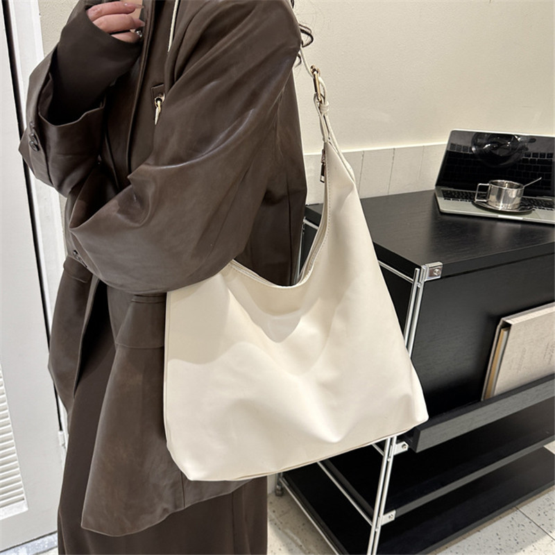 Leather Work Outfit - Strakke zwarte leren schoudertas onder de