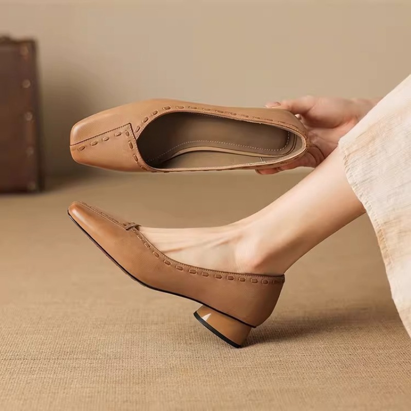 Elegante pumps met vierkante n - Leather Work Outfit recensie en prijs